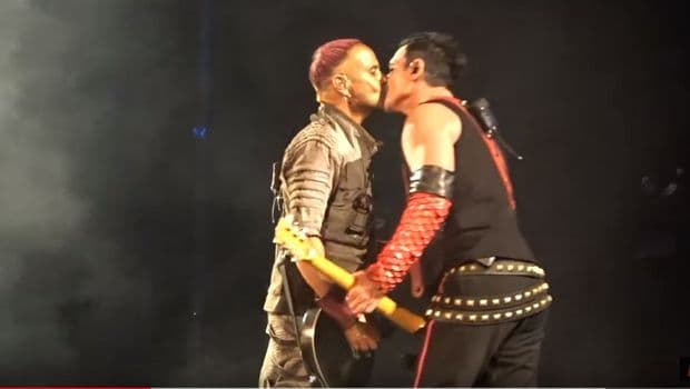 Gej poljubac na koncertu Ramštajna izazvao haos u Rusiji Gej poljubac na koncertu Ramštajna
