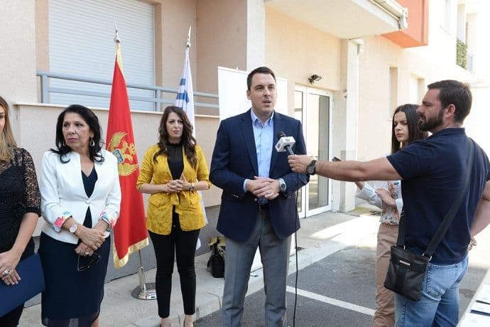 Vuković uručio ključeve od stanova zaposlenima u Glavnom gradu Vuković uručio ključeve od stanova zaposlenima u Glavnom gradu