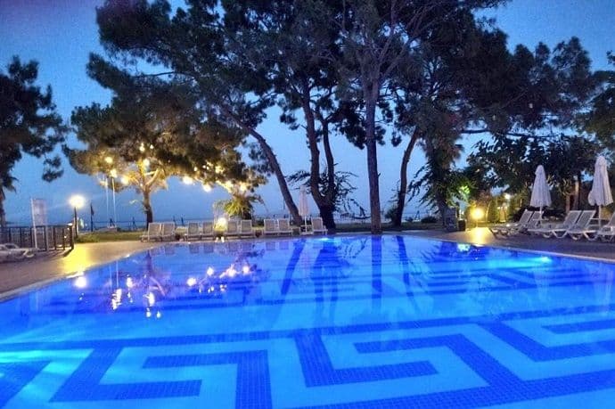 Sestre se udavile u hotelskom bazenu Sestre se udavile u hotelskom bazenu