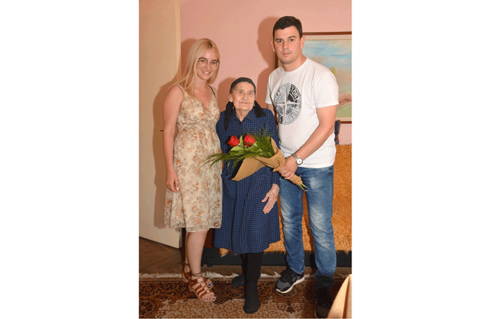 Berane: Mladi DPS-a čestitali rođendan najstarijoj sugrađanki Berane: Mladi DPS-a čestitali rođendan najstarijoj sugrađanki