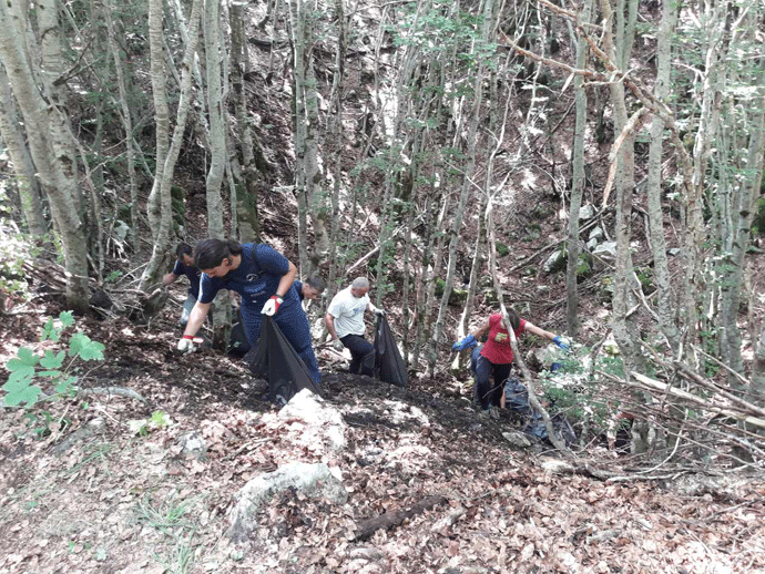 (FOTO) Akcija čišćenja smeća u NP Lovćen (FOTO) Akcija čišćenja smeća u NP Lovćen
