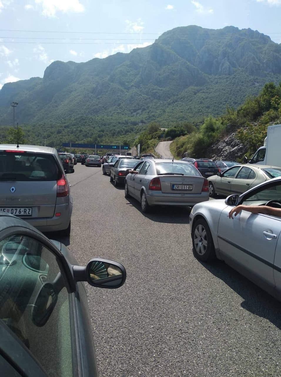 Kilometarske kolone automobila kod tunela Sozina Kilometarske kolone automobila kod tunela Sozina