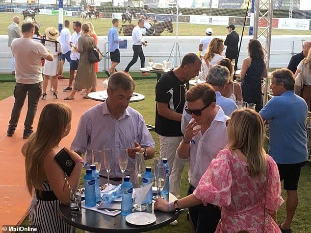 Najdžel Faraž uživa u šampanjcu u Porto Montenegru Najdžel Faraž uživa u šampanjcu u Porto Montenegru