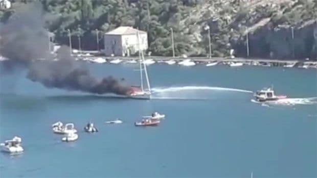 Zapalila se jedrilica, putnici evakuisani (VIDEO) Zapalila se jedrilica, putnici evakuisani (VIDEO)