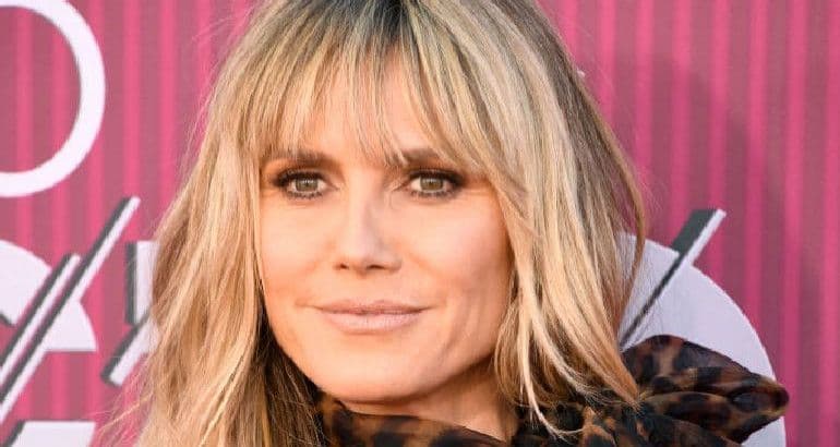 FOTO: Hajdi Klum u toplesu pored muža i njegovog rođenog brata FOTO: Hajdi Klum u toplesu pored muža i njegovog rođenog brata