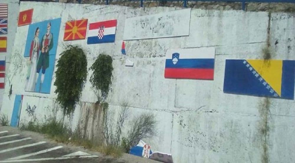 Uništeni murali sa albanskom i srpskom zastavom i Crnogorkom Uništeni murali sa albanskom i srpskom zastavom i Crnogorkom