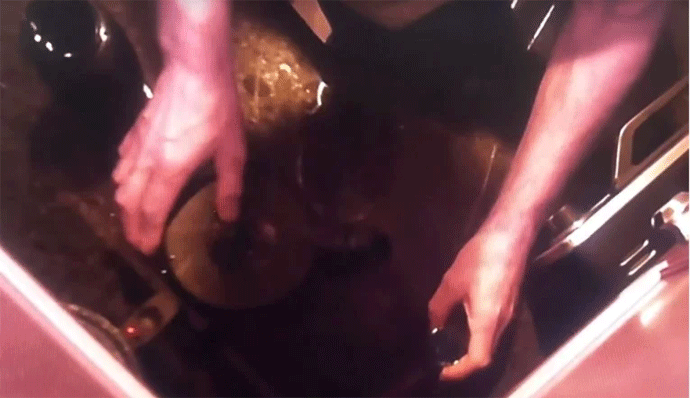 Snimila muža kako je truje velikim dozama tableta za spavanje Snimila muža kako je truje velikim dozama tableta za spavanje