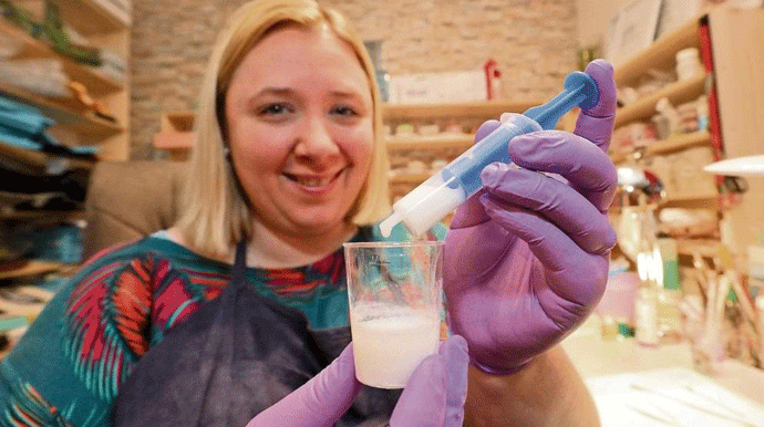 Njemica proizvodi nakit od majčinog mlijeka Njemica proizvodi nakit od majčinog mlijeka