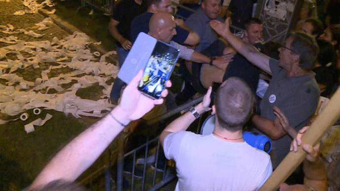 (VIDEO) Demonstranti pokušali da probiju ogradu u Beogradu N1