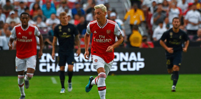 Dvojica uhapšenih ispred Ozilove kuće Foto: AFP