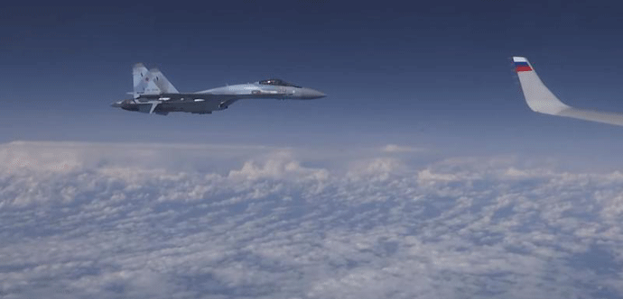 (VIDEO) NATO lovac pokušao da se približi Šojguovom avionu (VIDEO) NATO lovac pokušao da se približi Šojguovom avionu