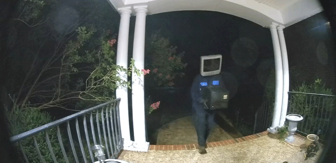 (VIDEO) Muškarac ostavljao stare televizore ispred vrata (VIDEO) Muškarac ostavljao stare televizore ispred vrata