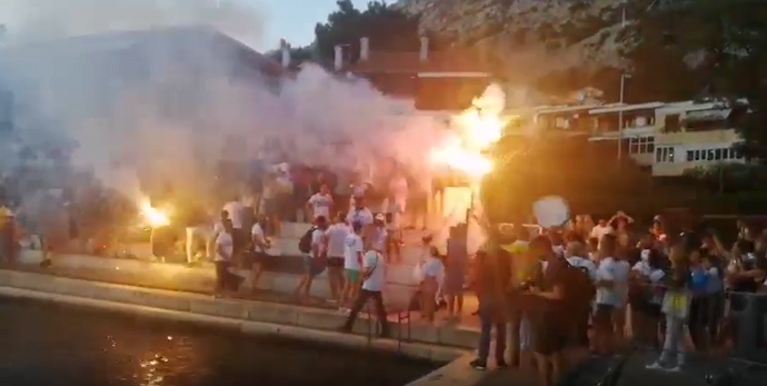 Petrović ispraćen bakljadom Petrović ispraćen bakljadom