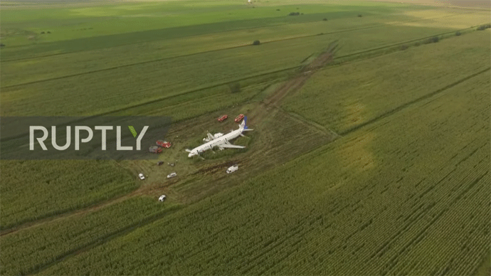 Rusija: Avion sa 233 putnika udario u jato ptica pa sletio u polje Rusija: Avion sa 233 putnika udario u jato ptica pa sletio u polje