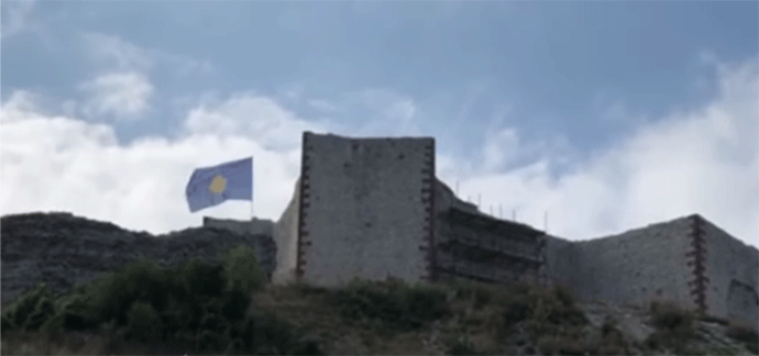 Kosovska zastava na srpskoj srednjevjekovnoj tvrđavi Kosovska zastava na srpskoj srednjevjekovnoj tvrđavi