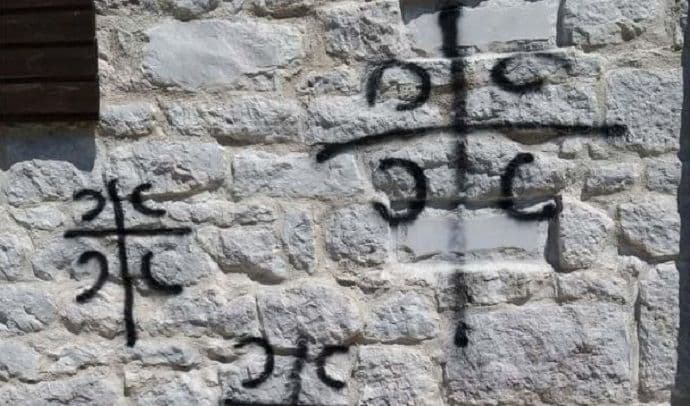 ''Grafiti sa četiri s'' osvanuli na objektu Crnogorske crkve (FOTO) ''Grafiti sa četiri s'' osvanuli na objektu Crnogorske crkve (FOTO)