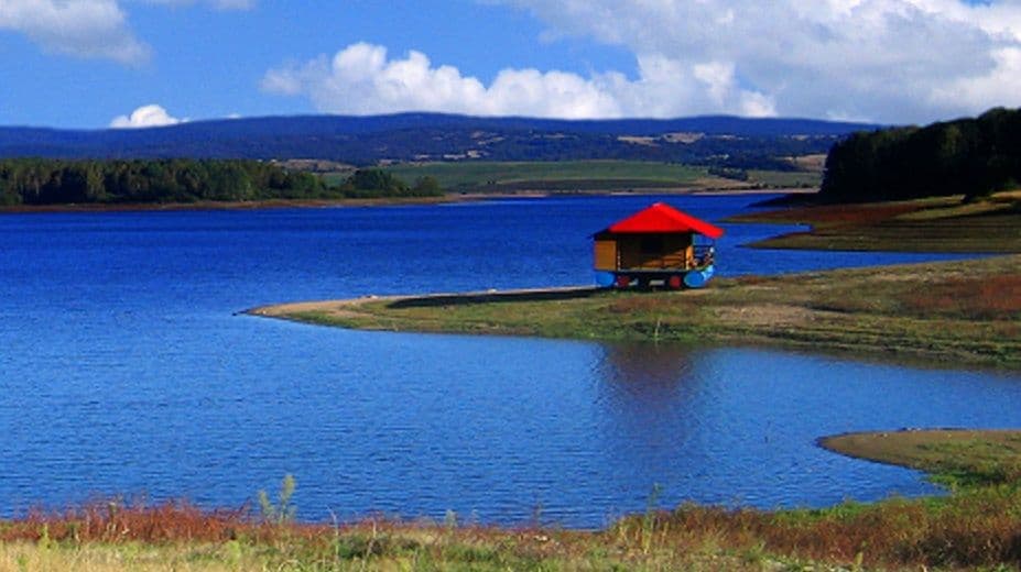 Umrla dvogodišnja devojčica, pozlilo joj na Vlasinskom jezeru, Hitna nije došla Vlasotinsko jezero, ilustracija