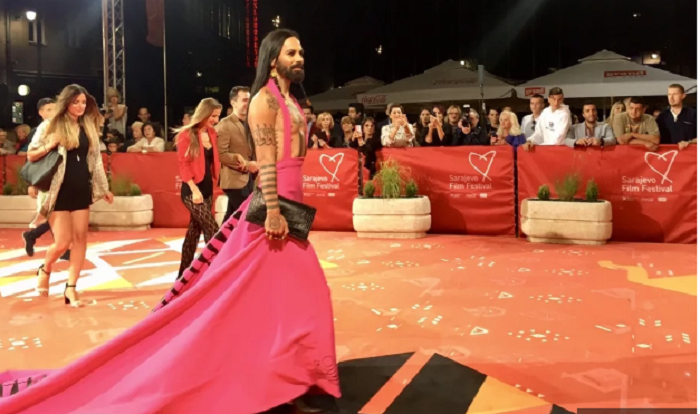 Božo Vrećo u ružičastoj haljini na festivalskom tepihu Božo Vrećo u ružičastoj haljini na festivalskom tepihu