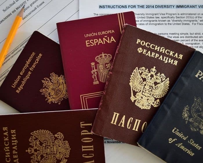 Bjegunci sa stotinu lica Bjegunci sa stotinu lica