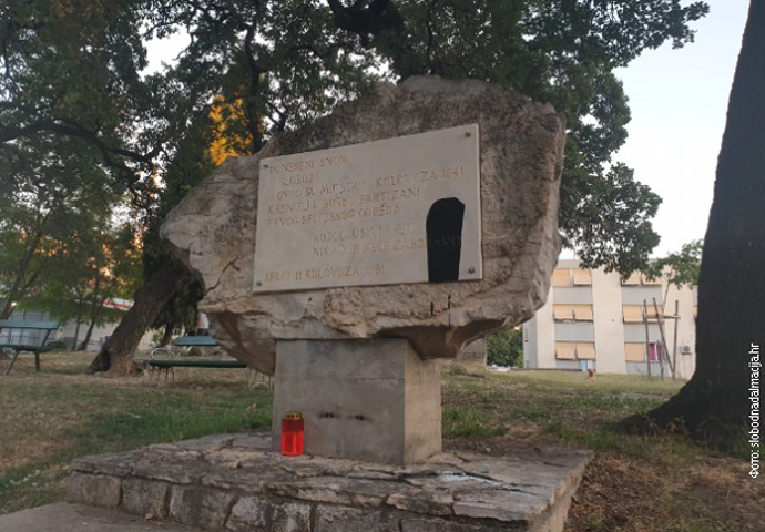 Split: Crnom bojom na spomenik partizanima Foto: slobodnadalmacija.hr