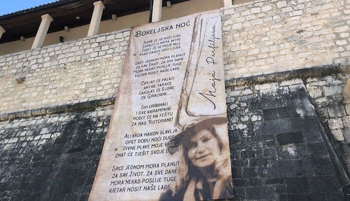 Postavljen natpis sa stihovima „Bokeljske noći” Postavljen natpis sa stihovima „Bokeljske noći”