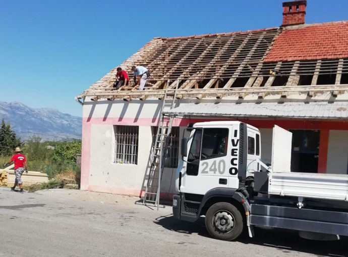 Saniraće krov Doma omladine i MZ Ubli Saniraće krov Doma omladine i MZ Ubli