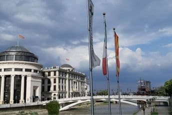 Majka i troje djece pokušali da uđu u avion u Skoplju iako su kovid pozitivni