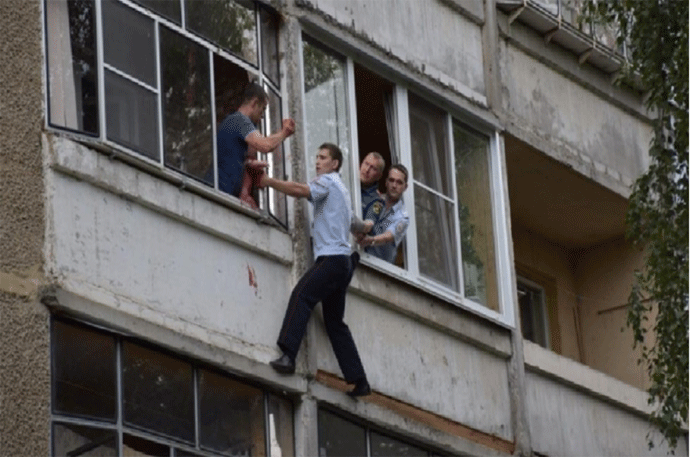 (VIDEO) Prijetio da će s trećeg sprata baciti bebu (VIDEO) Prijetio da će s trećeg sprata baciti bebu