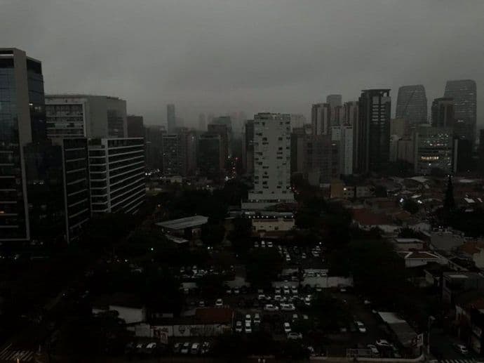 Sao Paolo utonuo u mrak usred bijela dana Sao Paolo utonuo u mrak usred bijela dana