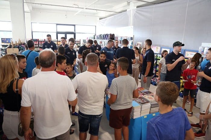 Igrači Budućnost Volija se družili sa školarcima Igrači Budućnost Volija se družili sa školarcima