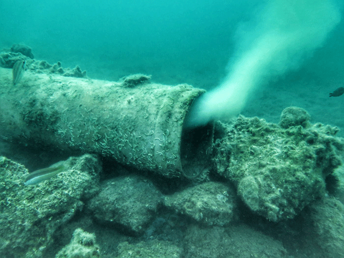 (VIDEO) Elitni hotel u Njivicama ispušta fekalije u more Radio Jadran