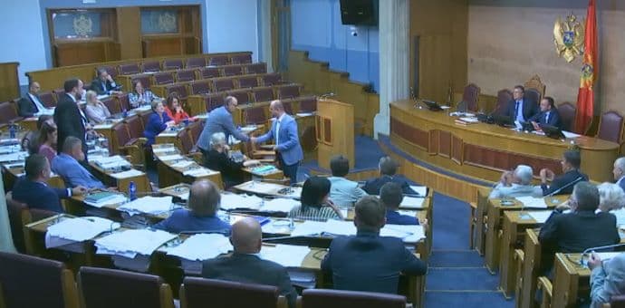 Knežević uručio Škrelji crvenu kravatu (VIDEO) Foto: Screenshot