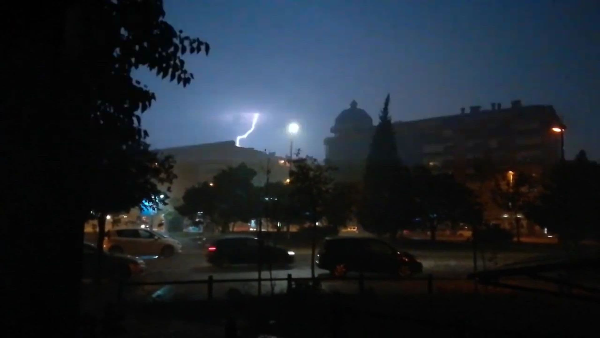 (VIDEO) Ljetnji pljusak u Podgorici (VIDEO) Ljetnji pljusak u Podgorici