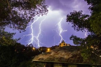 U jednom danu u Austriji zabilježeno blizu 200 hiljada udara munja: Putevi blokirani, letovi otkazani, prijete poplave... U jednom danu u Austriji zabilježeno blizu 200 hiljada udara munja: Putevi blokirani, letovi otkazani, prijete poplave...