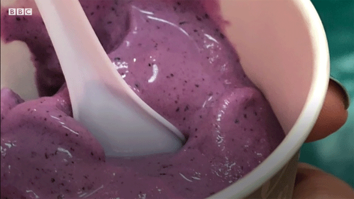 (VIDEO) Sladoled od slanine, čvaraka i tečnog azota (VIDEO) Sladoled od slanine, čvaraka i tečnog azota