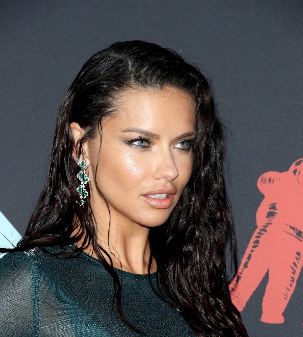 Mokra i zavodljiva Adrijana Lima blistala na crvenom tepihu (FOTO) Adriana Lima MTV