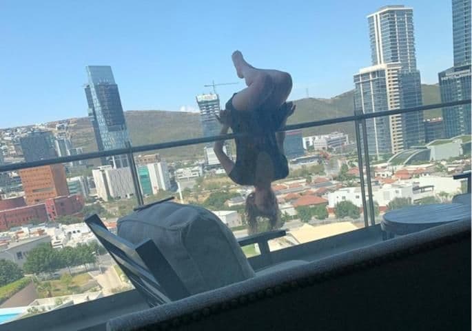 Izvodila joga poze na ogradi balkona na šestom spratu, a onda izgubila ravnotežu Izvodila joga poze na ogradi balkona na šestom spratu, a onda izgubila ravnotežu
