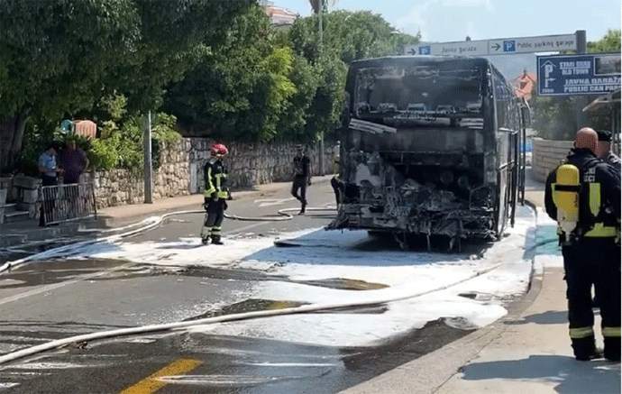 (VIDEO) Zapalio se turistički autobus u Dubrovniku (VIDEO) Zapalio se turistički autobus u Dubrovniku
