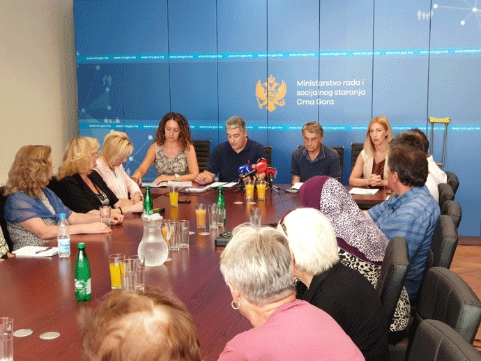 Posmrtni ostaci pet osoba identifikovanih na Kosovu stižu u Crnu Goru Posmrtni ostaci pet osoba identifikovanih na Kosovu stižu u Crnu Goru