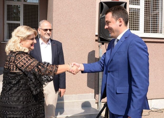 Gradonačelnik Vuković uručio udžbenike prvacima OŠ “Milorad Musa Burzan” Gradonačelnik Vuković uručio udžbenike prvacima OŠ “Milorad Musa Burzan”