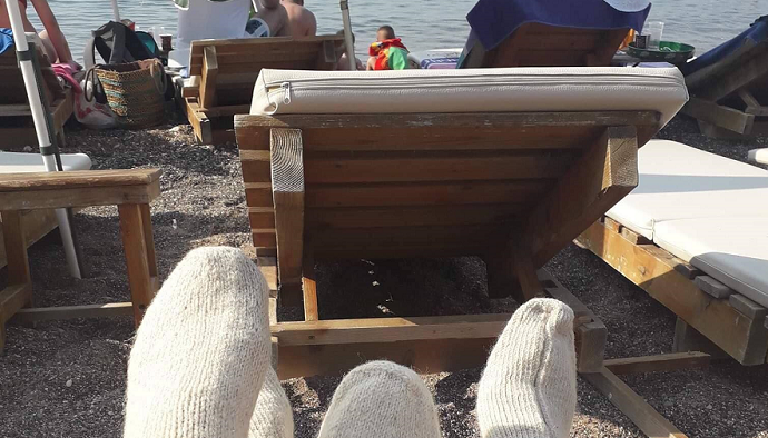 Sunčanje u Budvi u vunjenim čarapama Sunčanje u Budvi u vunjenim čarapama