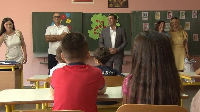 FOTO Tivatskim đacima uručena 583 kompleta udžbenika FOTO Tivatskim đacima uručena 583 kompleta udžbenika