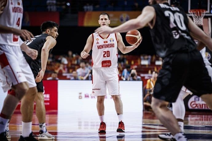 Nepotrebni faulovi, forsiranje trojki i sudijske greške za novi poraz Crne Gore Nepotrebni faulovi, forsiranje trojki i sudijske greške za novi poraz Crne Gore