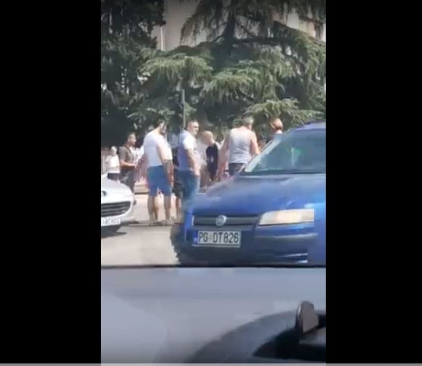 (VIDEO) Mladić izvukao vozača iz automobila pa ga pretukao (VIDEO) Mladić izvukao vozača iz automobila pa ga pretukao