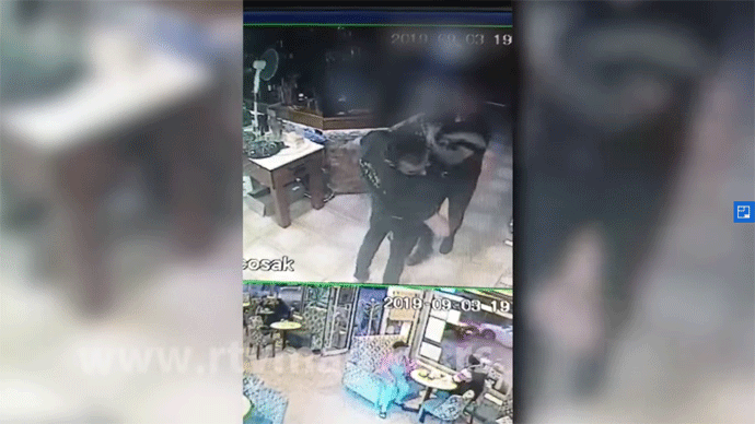 (VIDEO) Išamarala konobara zbog hladne kafe (VIDEO) Išamarala konobara zbog hladne kafe