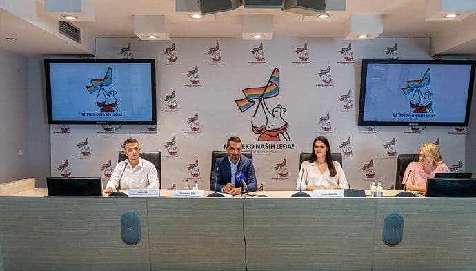 Slogan sedmog Montenegro prajda „Ne preko naših leđa“ Slogan sedmog Montenegro prajda „Ne preko naših leđa“