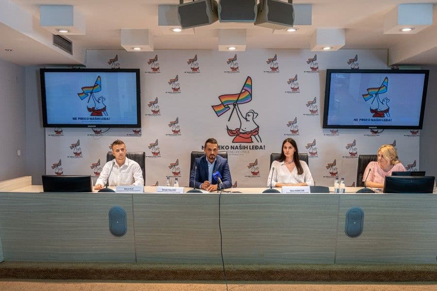 Slogan Montenegro prajda "Ne preko naših leđa" Slogan Montenegro prajda "Ne preko naših leđa"