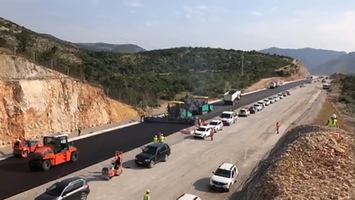 Postavljen prvi sloj asfalta na dijelu auto-puta (VIDEO) Postavljen prvi sloj asfalta na dijelu auto-puta (VIDEO)