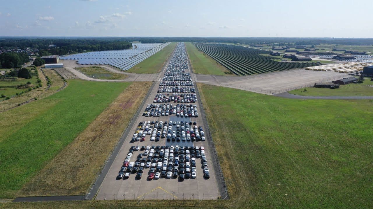 Gigant automobilske industrije napravio groblje od novih vozila? (VIDEO) Gigant automobilske industrije napravio groblje od novih vozila? (VIDEO)