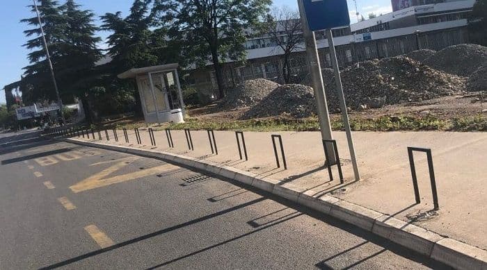 Počelo probno postavljanje novih zaštitnih stubića Počelo probno postavljanje novih zaštitnih stubića